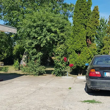 Rozsalugas Apartman *